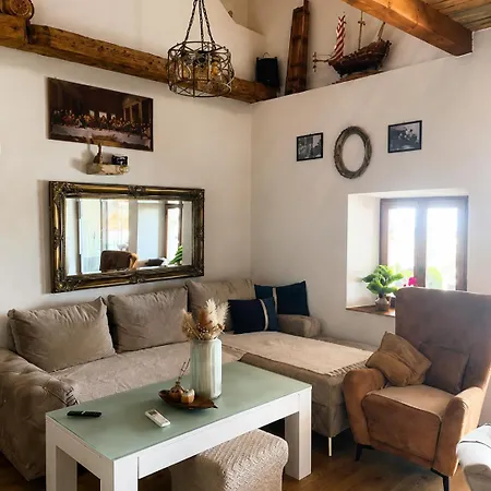 Vintage House With Pool Čitluk