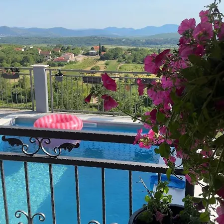 Vintage House With Pool *