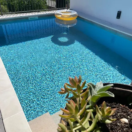 Vintage House With Pool Vikendica